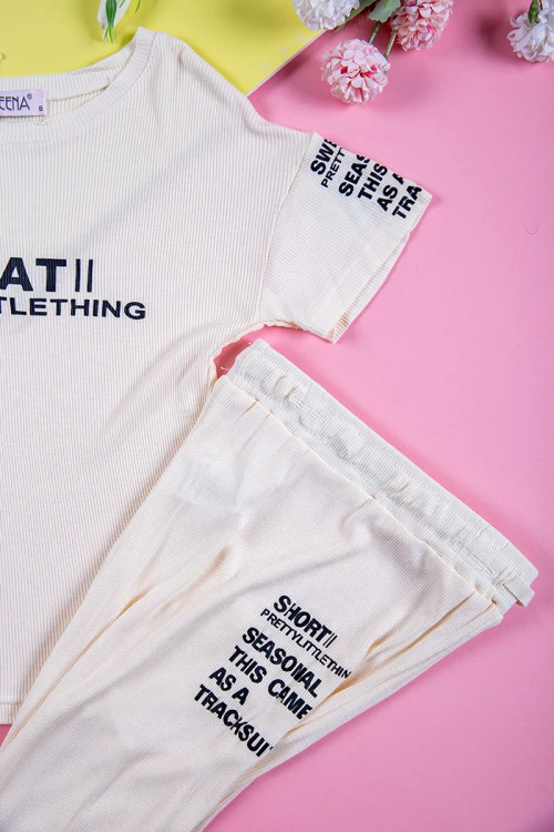 بيجاما بناتي قطعتين متعددة الألوان تيشيرت مزين بكتابات من الأمام و الأكمام و بنطلون طويل برباط في الخصر مزين بكتابات