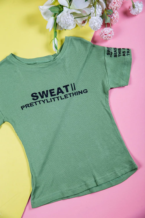 بيجاما بناتي قطعتين متعددة الألوان تيشيرت مزين بكتابات من الأمام و الأكمام و بنطلون طويل برباط في الخصر مزين بكتابات