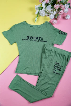 بيجاما بناتي قطعتين متعددة الألوان تيشيرت مزين بكتابات من الأمام و الأكمام و بنطلون طويل برباط في الخصر مزين بكتابات 