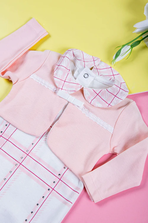 بربتوز بناتي أطفال لون وردي و أبيض مزين بفيونكة من الأمام ذو أكمام طويلة و أزرار من الخلف و الأسفل