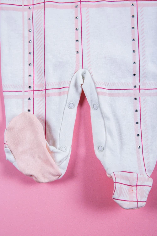 بربتوز بناتي أطفال لون وردي و أبيض مزين بفيونكة من الأمام ذو أكمام طويلة و أزرار من الخلف و الأسفل