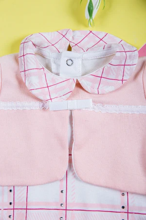 بربتوز بناتي أطفال لون وردي و أبيض مزين بفيونكة من الأمام ذو أكمام طويلة و أزرار من الخلف و الأسفل