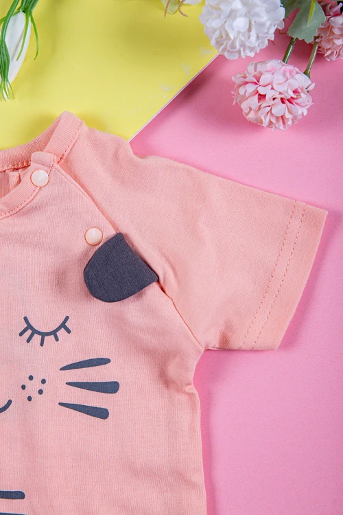 بربتوز بناتي أطفال لون وردي مزين برسومات من الأمام ذو أكمام قصيرة و أزرار من الكتف و الأسفل