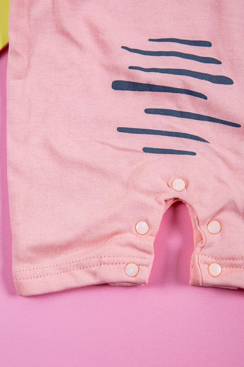 بربتوز بناتي أطفال لون وردي مزين برسومات من الأمام ذو أكمام قصيرة و أزرار من الكتف و الأسفل