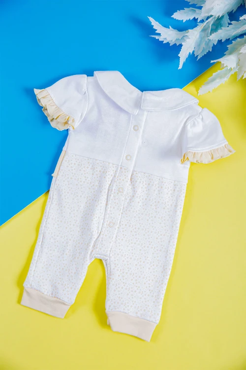 بربتوز أطفال لون أبيض و أصفر مزين بكتابات و رسومات من الأمام ذو أكمام قصيرة و أزرار من الخلف و الأسفل