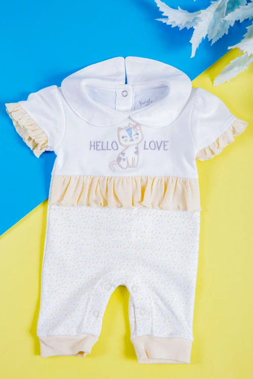 بربتوز أطفال لون أبيض و أصفر مزين بكتابات و رسومات من الأمام ذو أكمام قصيرة و أزرار من الخلف و الأسفل