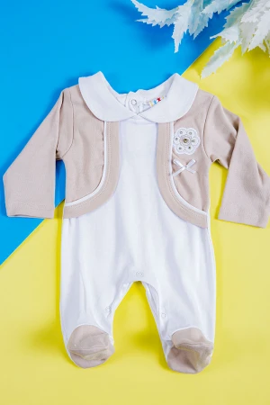 بربتوز أطفال لون بيج و أبيض مزين بفيونكة و طبعات من الأمام ذو أكمام طويلة و أزرار من الخلف و الأسفل