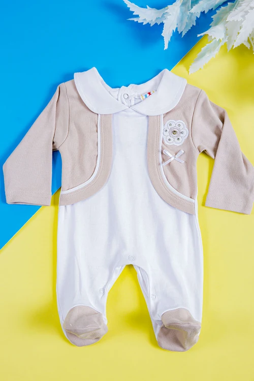 بربتوز أطفال لون بيج و أبيض مزين بفيونكة و طبعات من الأمام ذو أكمام طويلة و أزرار من الخلف و الأسفل