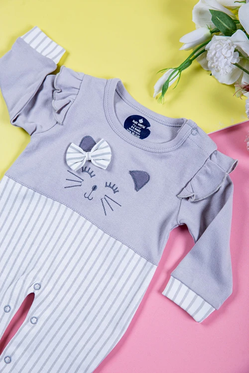 بربتوز ولادي أطفال لون أبيض مخطط و رمادي مزين برسومات من الأمام ذو أكمام طويلة و أزرار من الخلف و الأسفل