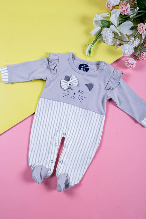 بربتوز ولادي أطفال لون أبيض مخطط و رمادي مزين برسومات من الأمام ذو أكمام طويلة و أزرار من الخلف و الأسفل