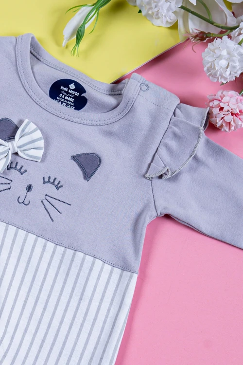 بربتوز ولادي أطفال لون أبيض مخطط و رمادي مزين برسومات من الأمام ذو أكمام طويلة و أزرار من الخلف و الأسفل