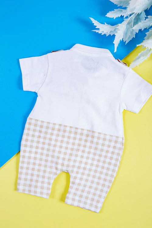 بربتوز ولادي أطفال لون أبيض و بيج مربعات مزين بحمالات و فيونكة من الأمام ذو أكمام قصيرة و أزرار من الأمام و الأسفل