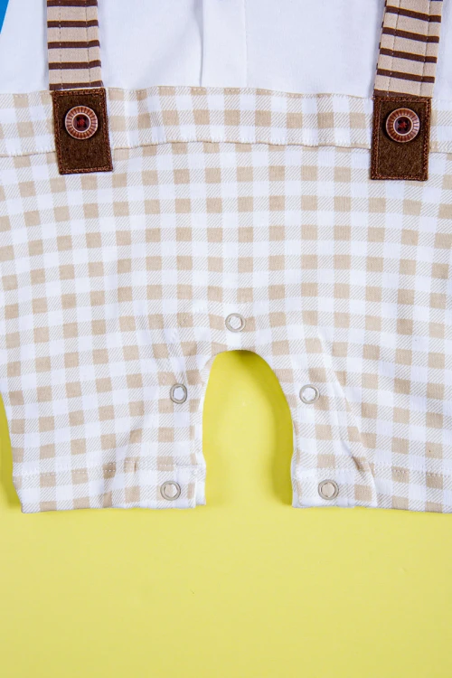 بربتوز ولادي أطفال لون أبيض و بيج مربعات مزين بحمالات و فيونكة من الأمام ذو أكمام قصيرة و أزرار من الأمام و الأسفل