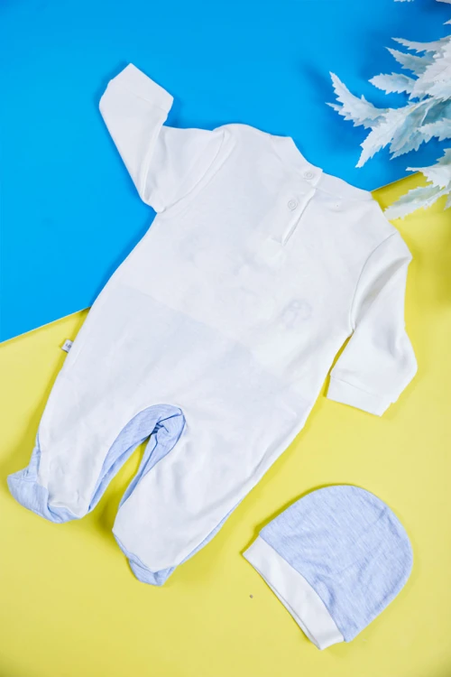 بربتوز أطفال لون أزرق مزين من الأمام ذو أكمام طويلة و أزرار من الخلف و الأسفل مع قبعة