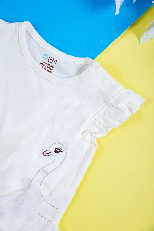 بربتوز بناتي أطفال لون أبيض مزين برسومات من الأمام بدون أكمام و بأزرار من الكتف و الأسفل