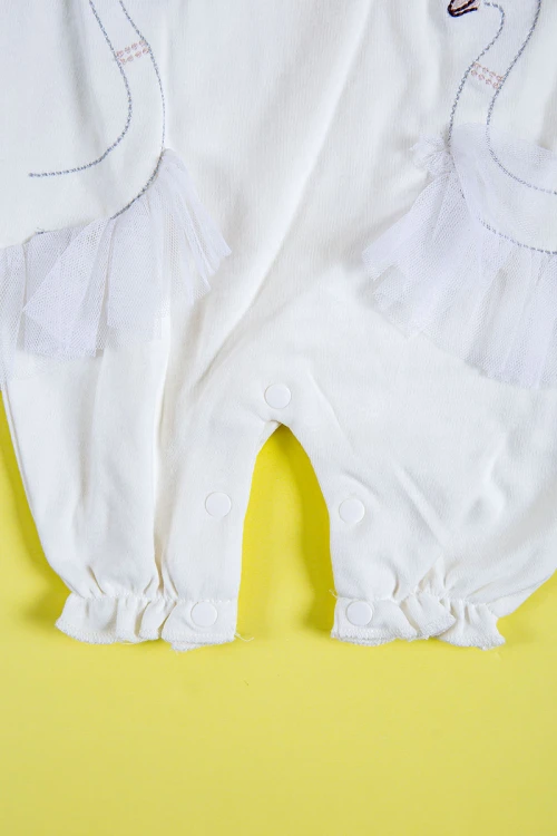 بربتوز بناتي أطفال لون أبيض مزين برسومات من الأمام بدون أكمام و بأزرار من الكتف و الأسفل