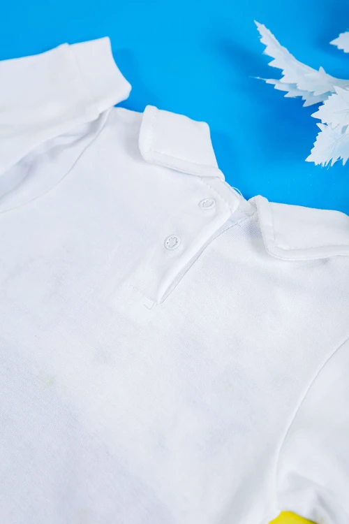 بربتوز أطفال لون أبيض و كحلي مزين برسومات و أزرار من الأمام ذو أكمام طويلة و بأزرار من الخلف و الأسفل مع قبعة