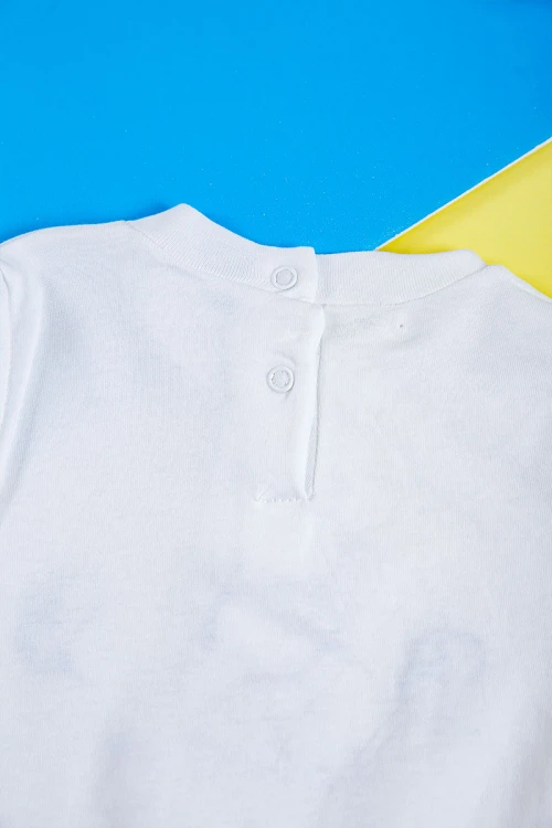 بربتوز أطفال لون أبيض و كحلي مزين برسومات و أزرار من الأمام ذو أكمام طويلة و بأزرار من الخلف و الأسفل مع قبعة