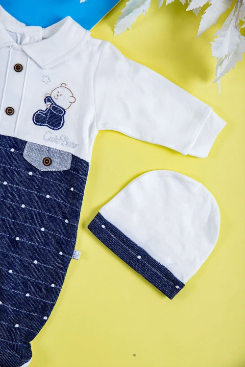 بربتوز أطفال لون أبيض و كحلي مزين برسومات و أزرار من الأمام ذو أكمام طويلة و بأزرار من الخلف و الأسفل مع قبعة