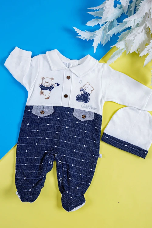 بربتوز أطفال لون أبيض و كحلي مزين برسومات و أزرار من الأمام ذو أكمام طويلة و بأزرار من الخلف و الأسفل مع قبعة