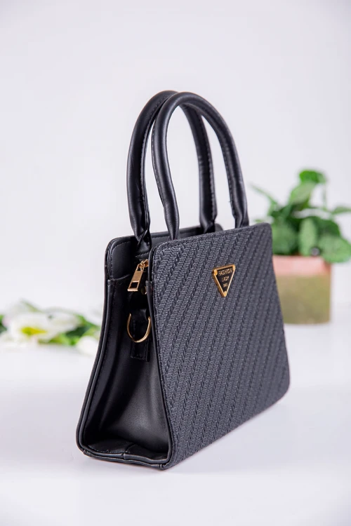 شنطة نسائية متعددة الألوان بجيوب داخلية مع حزام طويل