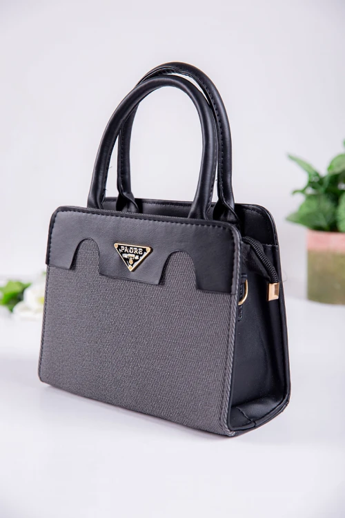 شنطة نسائية متعددة الألوان بجيوب داخلية مع حزام طويل