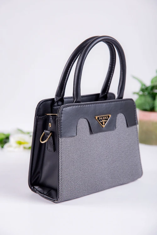 شنطة نسائية متعددة الألوان بجيوب داخلية مع حزام طويل