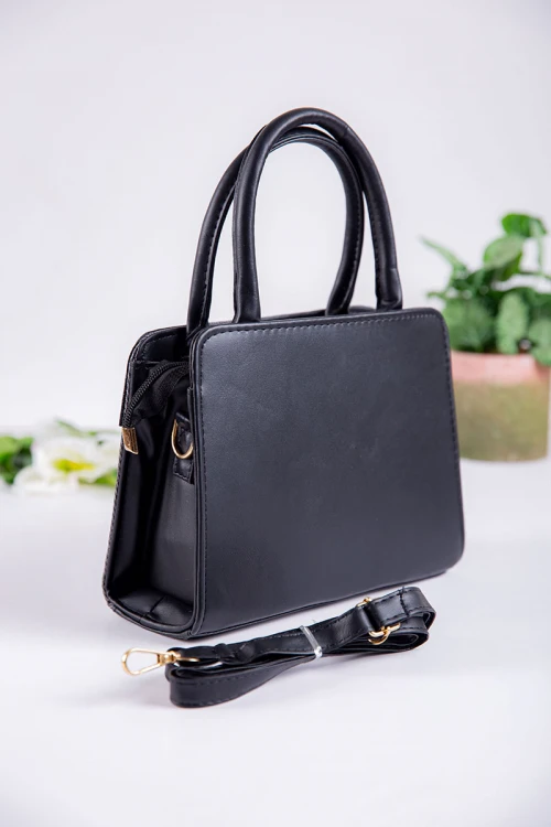 شنطة نسائية متعددة الألوان بجيوب داخلية مع حزام طويل