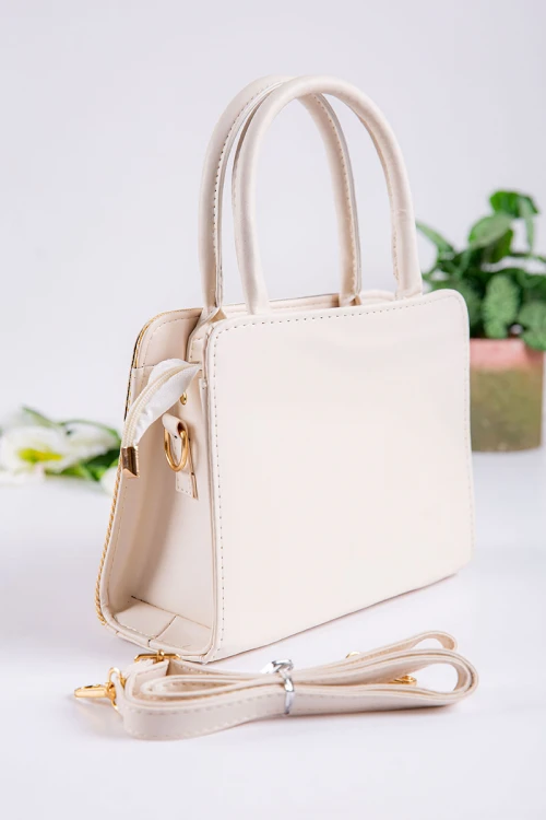 شنطة نسائية متعددة الألوان بجيوب داخلية مع حزام طويل