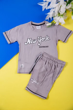 طقم ولادي قطعتين لون رمادي تيشيرت بكتابات و طبعات من الأمام و شورت برباط في الخصر و جيوب من الجانبين