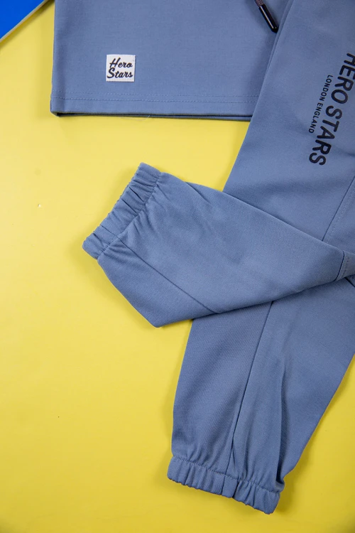 طقم ولادي قطعتين لون أزرق تيشيرت بكتابات و طبعات من الأمام و بنطلون طويل برباط في الخصر و جيوب من الجانبين وزم في الأسفل