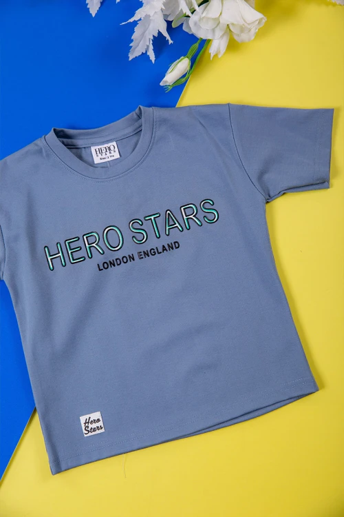 طقم ولادي قطعتين لون أزرق تيشيرت بكتابات و طبعات من الأمام و بنطلون طويل برباط في الخصر و جيوب من الجانبين وزم في الأسفل