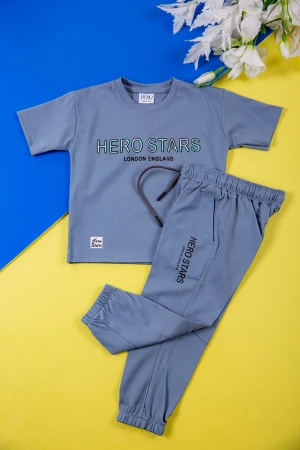 طقم ولادي قطعتين لون أزرق تيشيرت بكتابات و طبعات من الأمام و بنطلون طويل برباط في الخصر و جيوب من الجانبين وزم في الأسفل