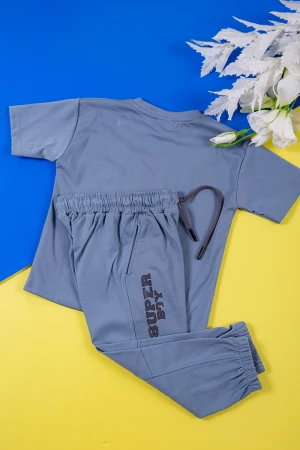 طقم ولادي قطعتين لون أزرق تيشيرت بكتابات و طبعات من الأمام و بنطلون طويل برباط في الخصر و جيوب من الجانبين وزم في الأسفل