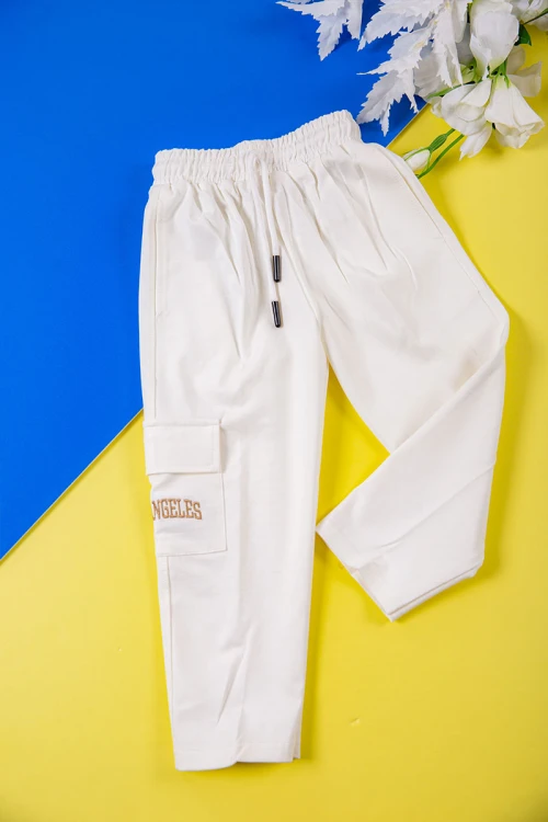 طقم ولادي قطعتين تيشيرت لون بني بكتابات و طبعات من الأمام و بنطلون طويل لون سكري برباط في الخصر و جيب من الجنب