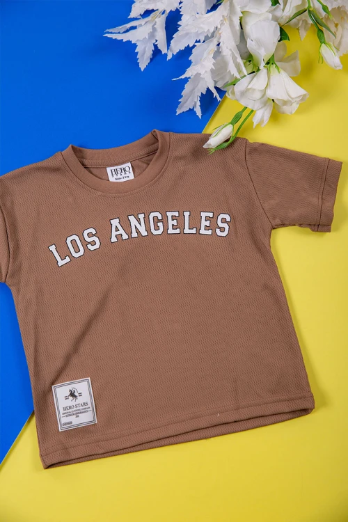 طقم ولادي قطعتين تيشيرت لون بني بكتابات و طبعات من الأمام و بنطلون طويل لون سكري برباط في الخصر و جيب من الجنب