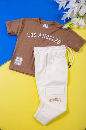 طقم ولادي قطعتين تيشيرت لون بني بكتابات و طبعات من الأمام و بنطلون طويل لون سكري برباط في الخصر و جيب من الجنب