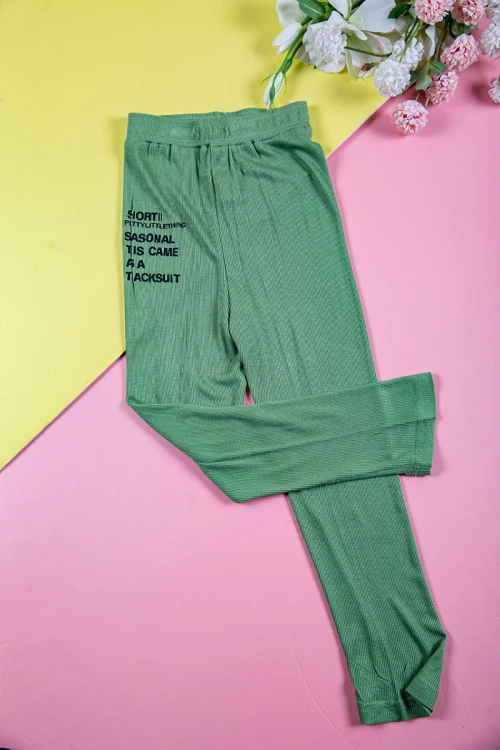 بيجاما بناتي قطعتين متعددة الألوان تيشيرت مزين بكتابات من الأمام و الأكمام و بنطلون طويل برباط في الخصر مزين بكتابات