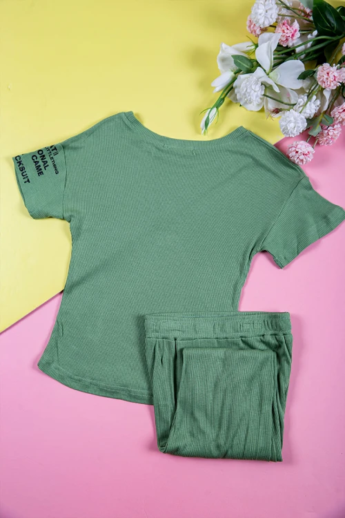 بيجاما بناتي قطعتين متعددة الألوان تيشيرت مزين بكتابات من الأمام و الأكمام و بنطلون طويل برباط في الخصر مزين بكتابات