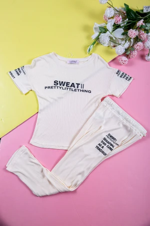 بيجاما بناتي قطعتين متعددة الألوان تيشيرت مزين بكتابات من الأمام و الأكمام و بنطلون طويل برباط في الخصر مزين بكتابات 