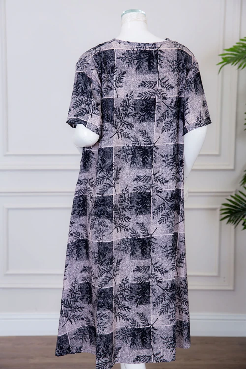 قميص نسائي ميدي لون رمادي مزين بمربعات و أغصان الشجر ذو ياقة دائرية و أكمام قصيرة