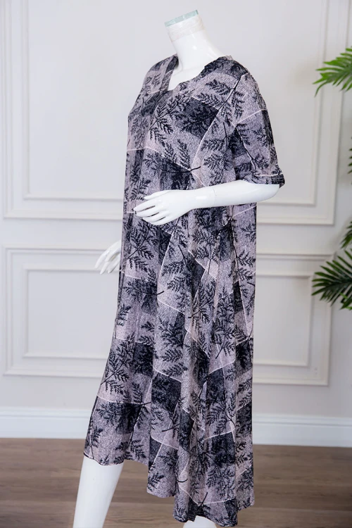 قميص نسائي ميدي لون رمادي مزين بمربعات و أغصان الشجر ذو ياقة دائرية و أكمام قصيرة