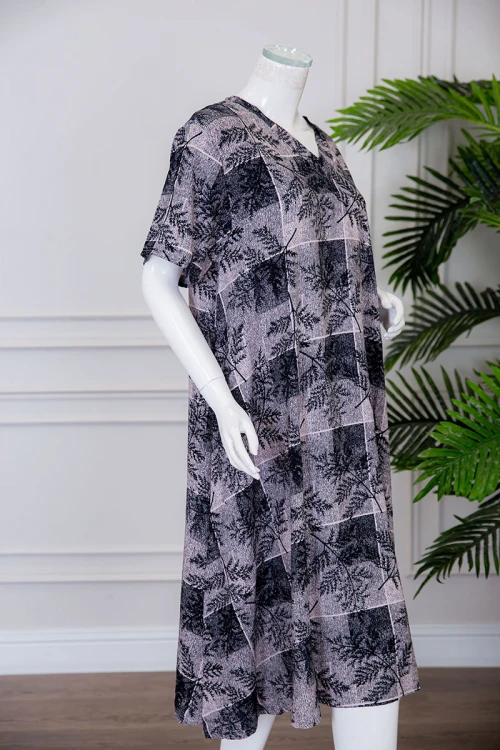 قميص نسائي ميدي لون رمادي مزين بمربعات و أغصان الشجر ذو ياقة دائرية و أكمام قصيرة