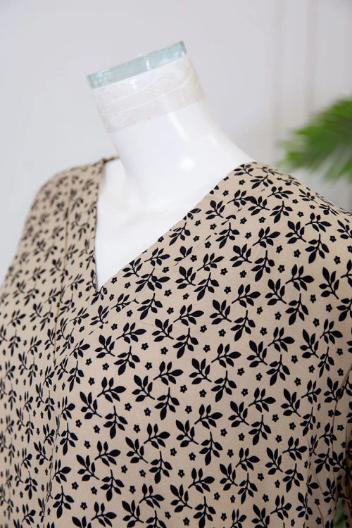 قميص نسائي ميدي لون بيج مشجر ياقة قصة سبعة ذو أكمام قصيرة