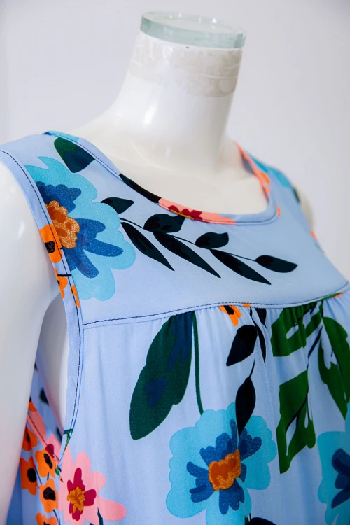 قميص نسائي قصير لون سماوي مشجر ياقة دائرية بدون أكمام