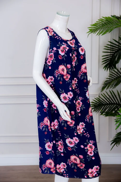 قميص نسائي قصير لون كحلي مزين بالورود ياقة دائرية بدون أكمام