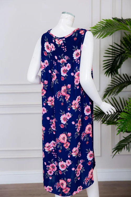 قميص نسائي قصير لون كحلي مزين بالورود ياقة دائرية بدون أكمام