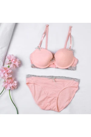 طقم صدرية مبطنة مع سروال داخلي بتفاصيل دانتيل 