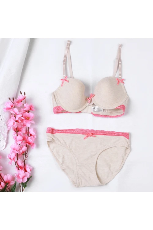 طقم صدرية مبطنة مع سروال داخلي بتفاصيل دانتيل