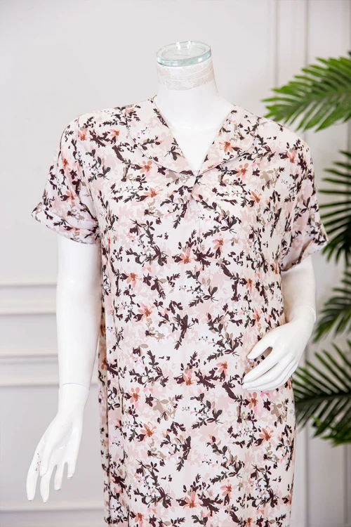 قميص نسائي ميدي لون بيج مشجر بياقة مطوية ذو أكمام قصيرة